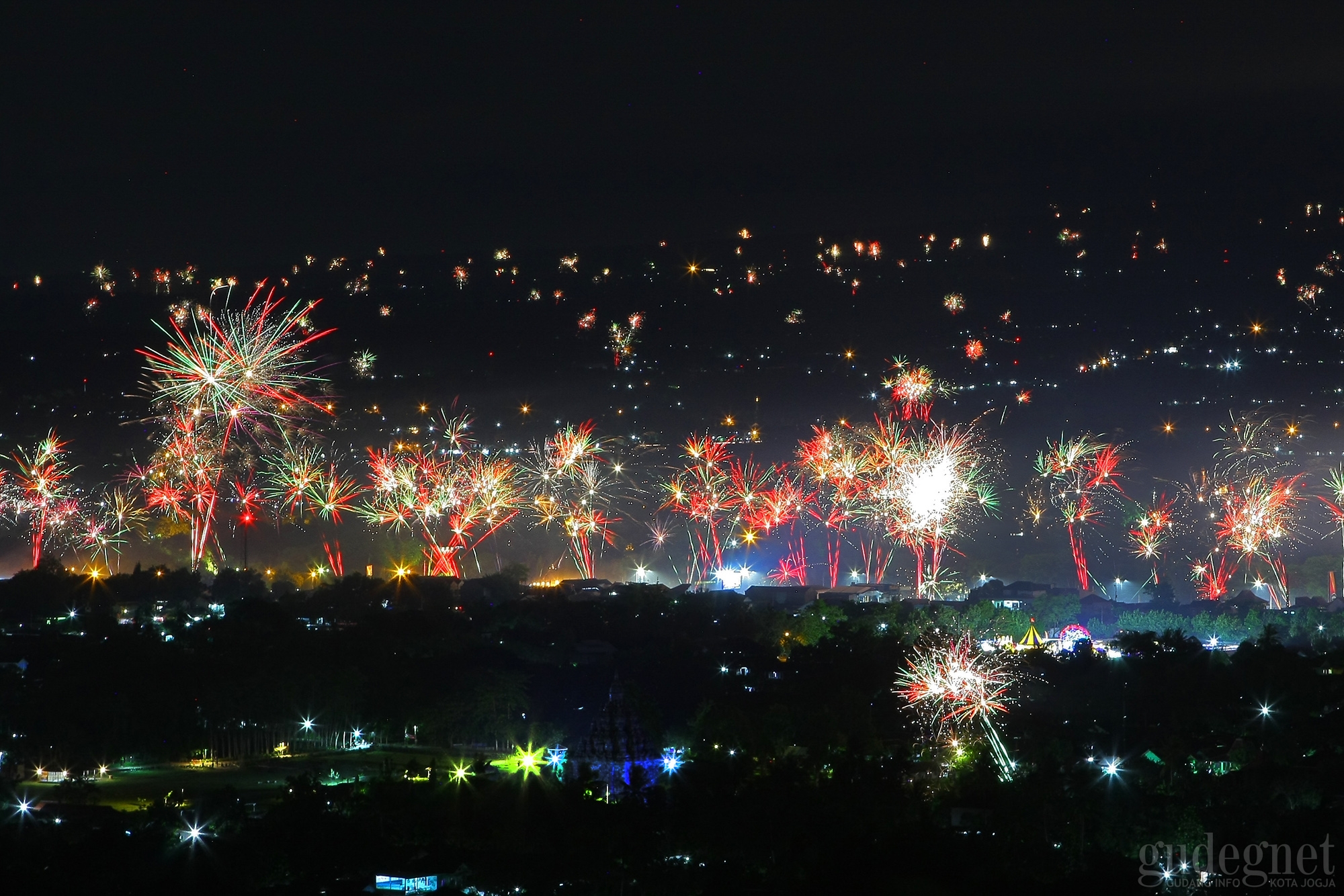 Kembang Api Hiasi Langit Prambanan saat Malam Pergantian Tahun 