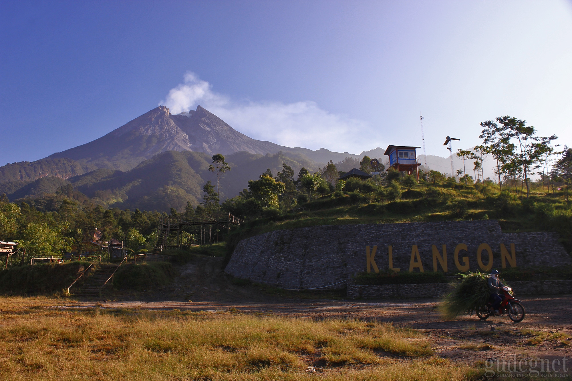 Jum'at Malam Merapi Luncurkan Guguran Lava Sejauh 1,2 Km 