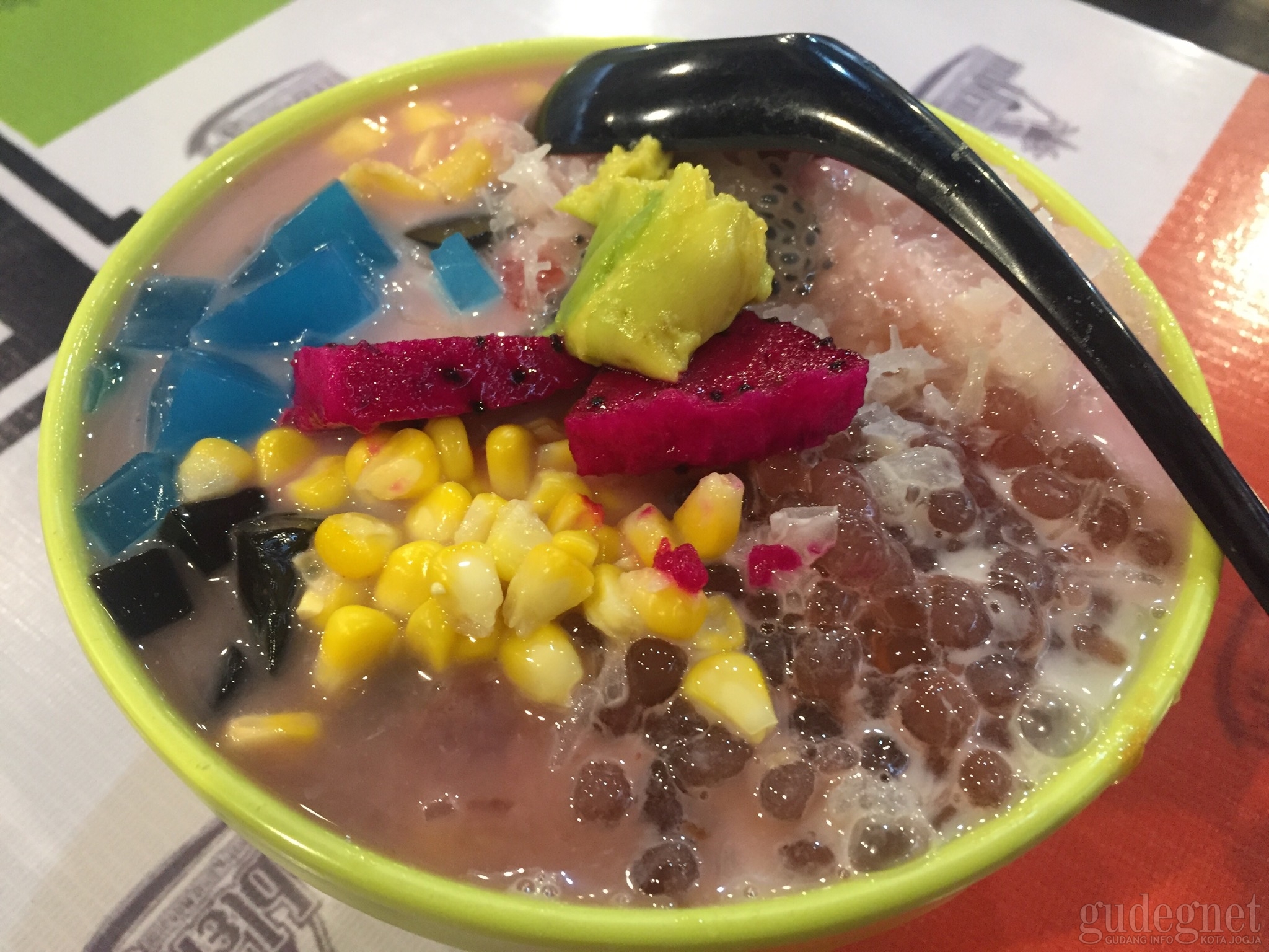 Nongkrong Seger di Kedai Es Buah Mblenger
