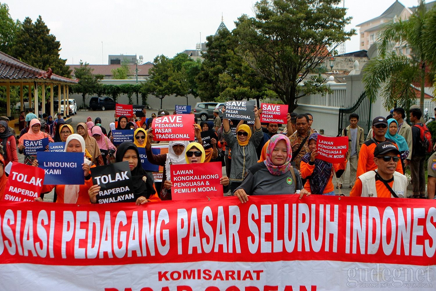 Pedagang Pasar Tradisional Sleman Datangi Kantor Gubernur DIY Tolak Perda Swalayan 
