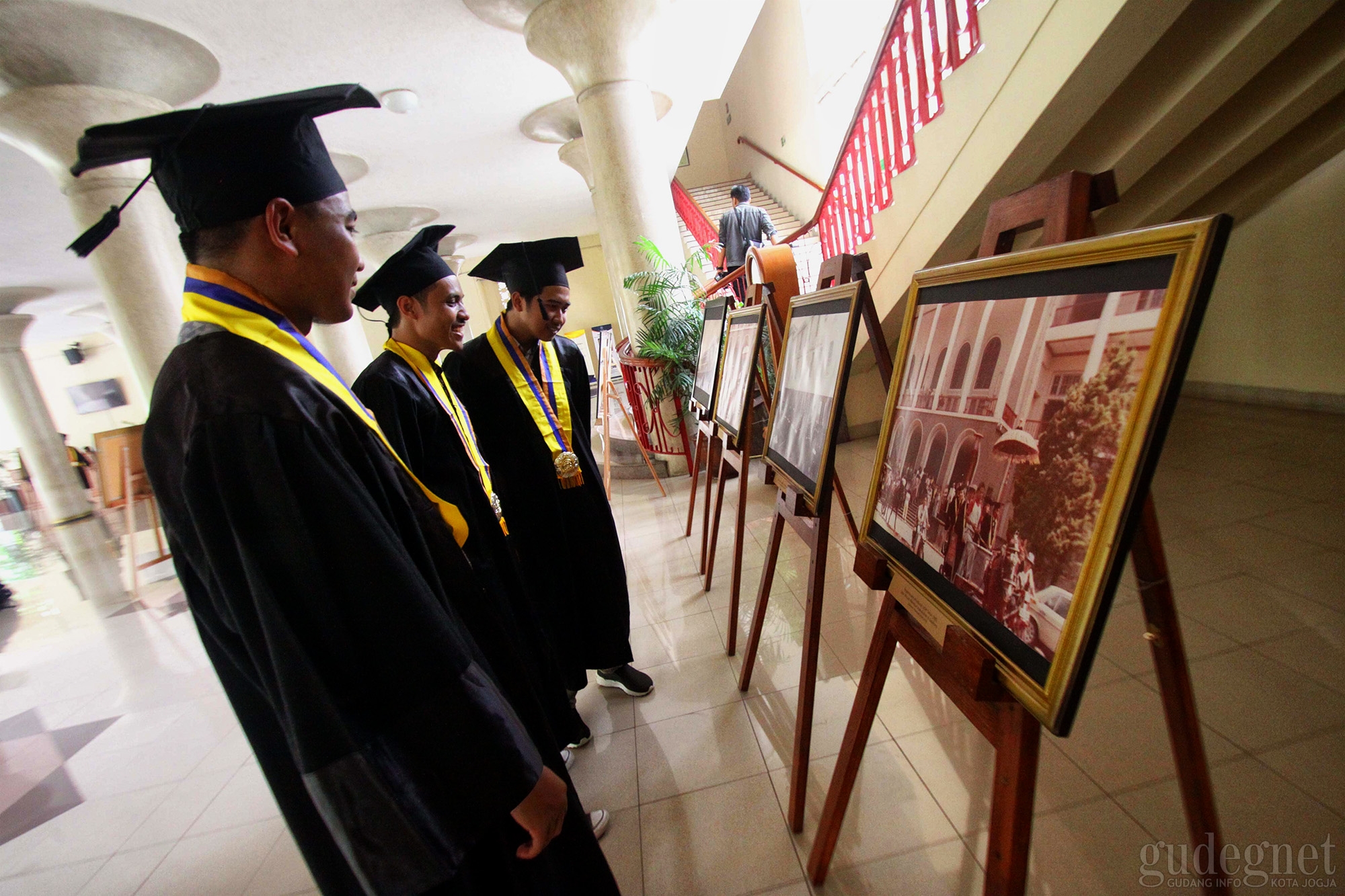 UGM Gelar Pameran Arsip Foto Wisuda dari Masa ke Masa