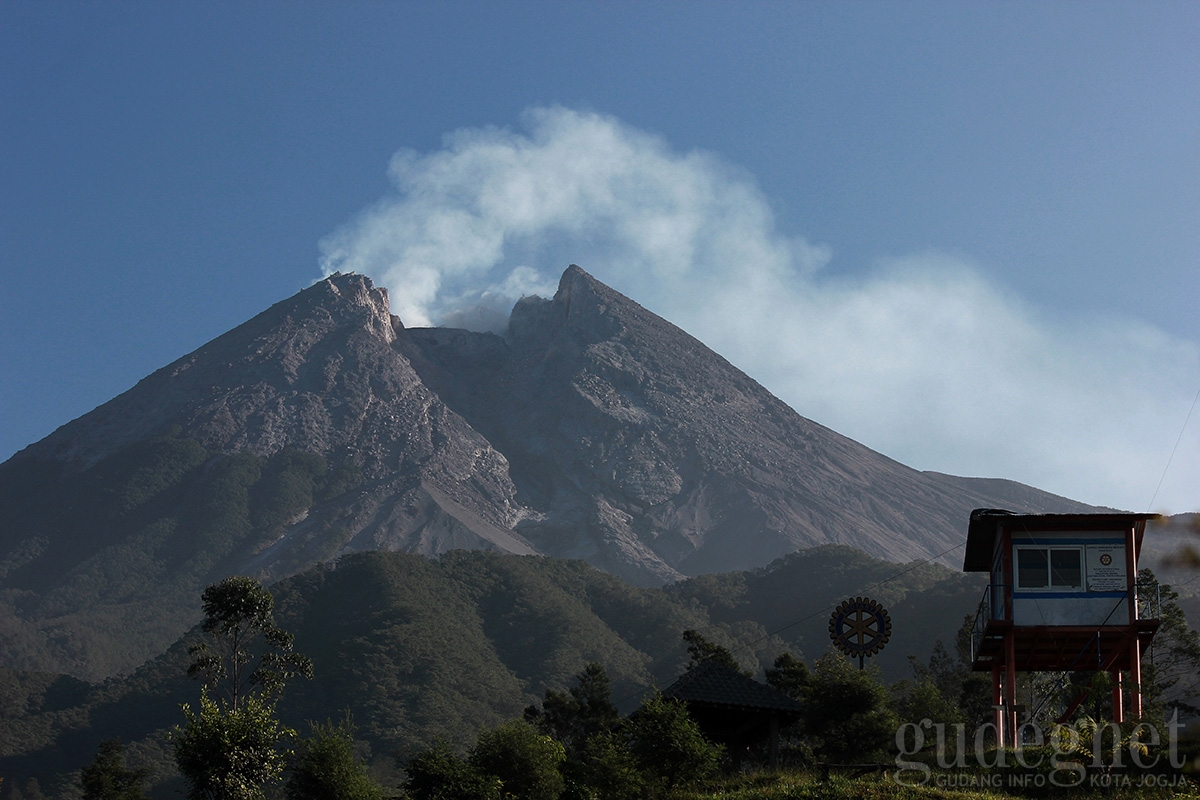 Merapi Luncurkan 7 Kali Awan Panas Guguran, Hujan Abu Tipis Sekitar Kaliurang