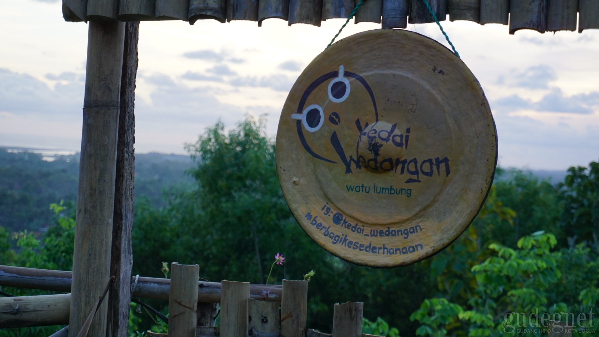 Mengejar Senja di Kedai Wedangan Watu Lumbung