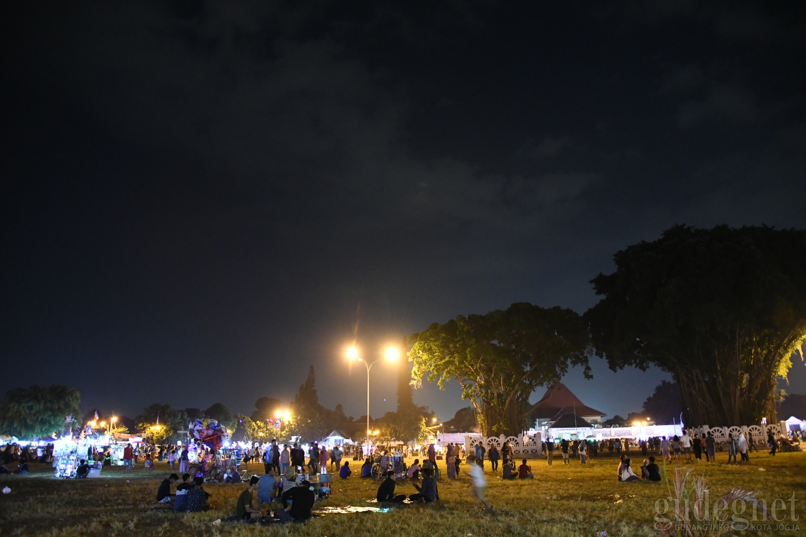 Serunya Menghabiskan Malam Liburan di Alun-Alun Kidul