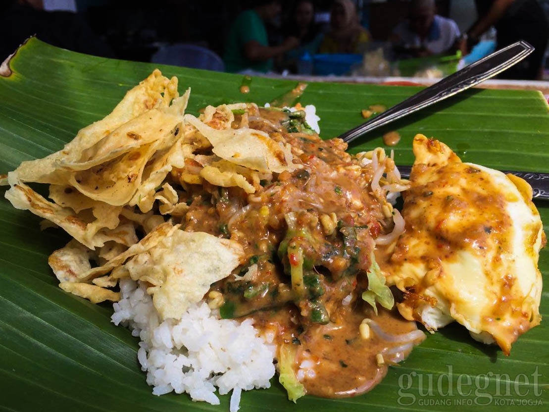 Sarapan Lezat di Pecel Pincuk Gumilang
