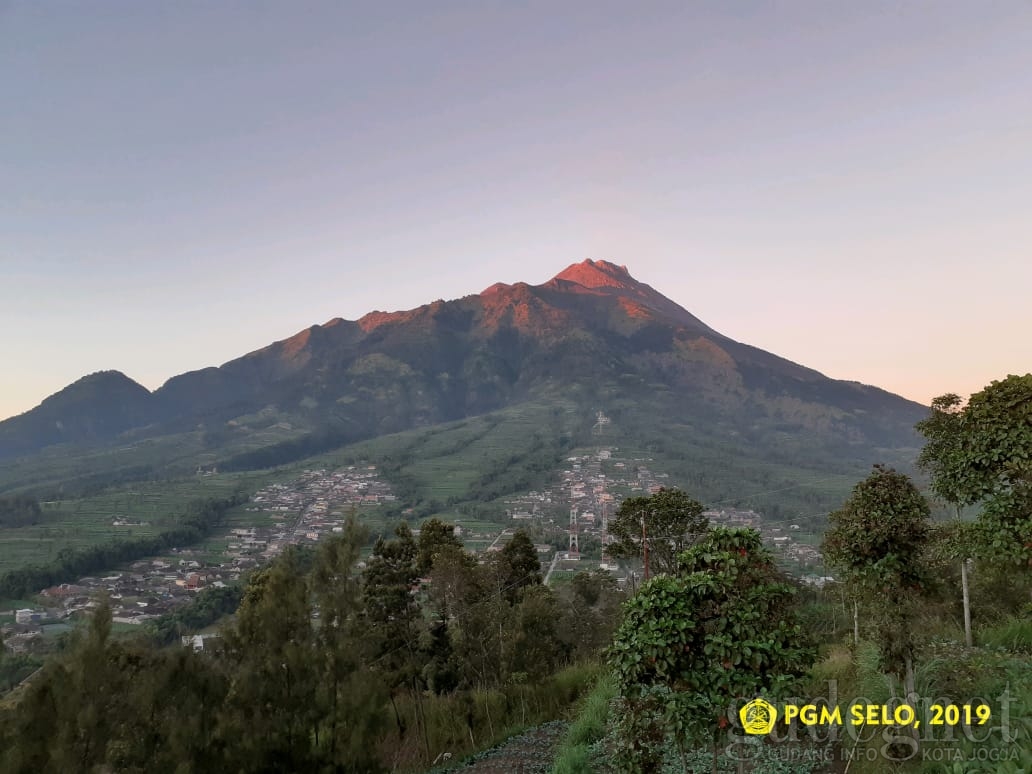 Hari Minggu Merapi Empat Kali Gugurkan Lava