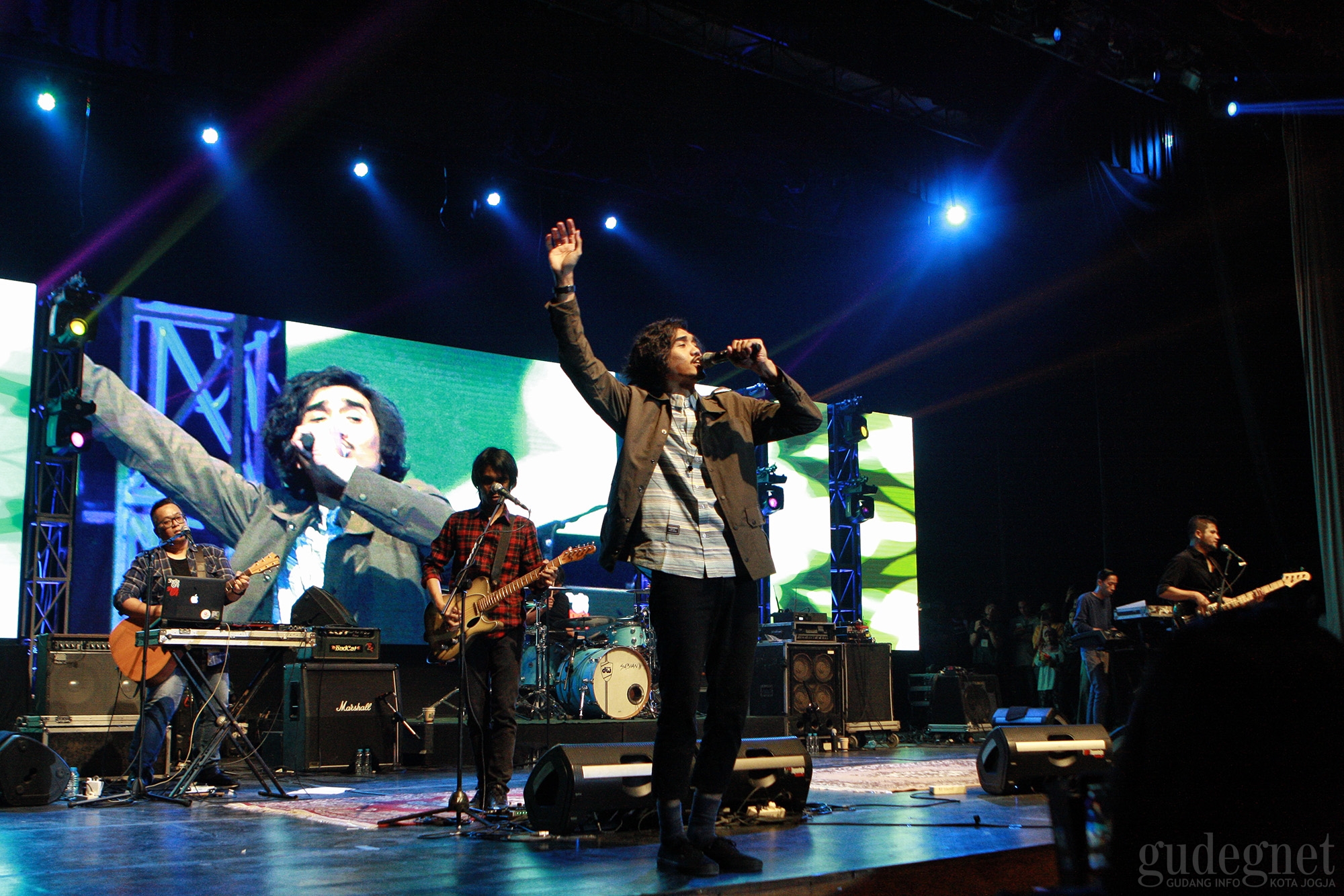 Puluhan Lagu Dibawakan Sheila On 7 pada Konser Intimnya di TBY