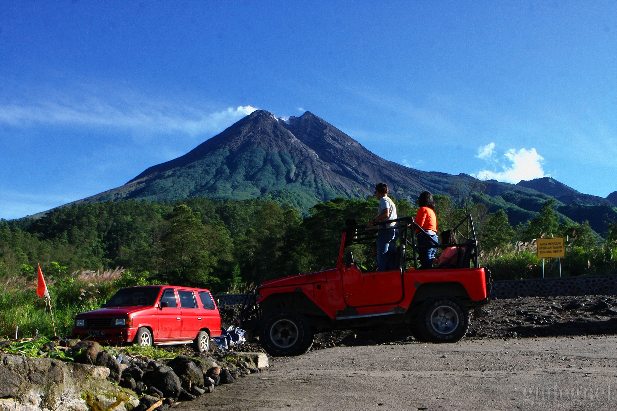 Minggu Pagi Merapi Keluarkan Awan Panas Guguran