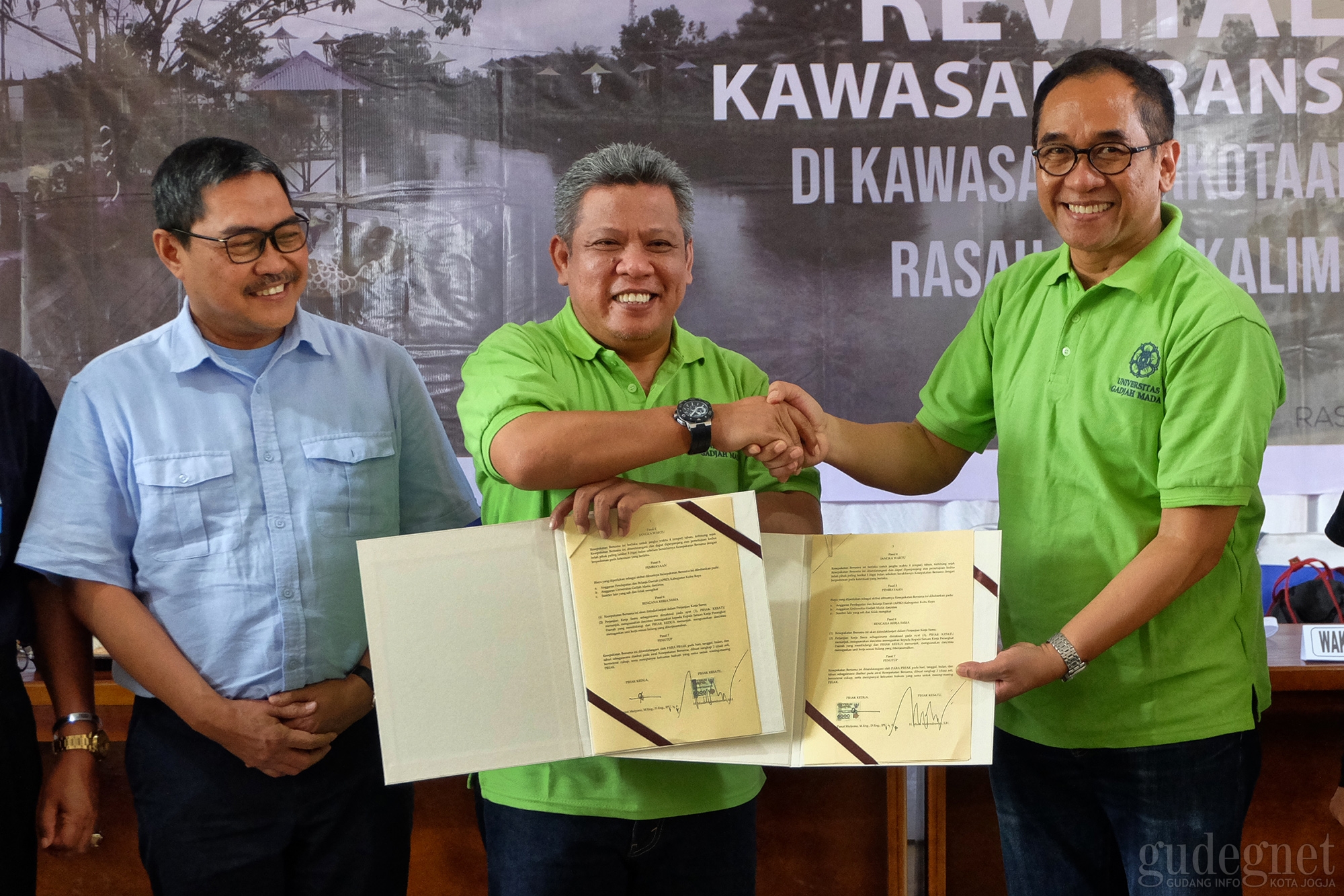 UGM dan Bupati Kubu Raya Teken MoU Revitalisasi Kawasan Transmigrasi