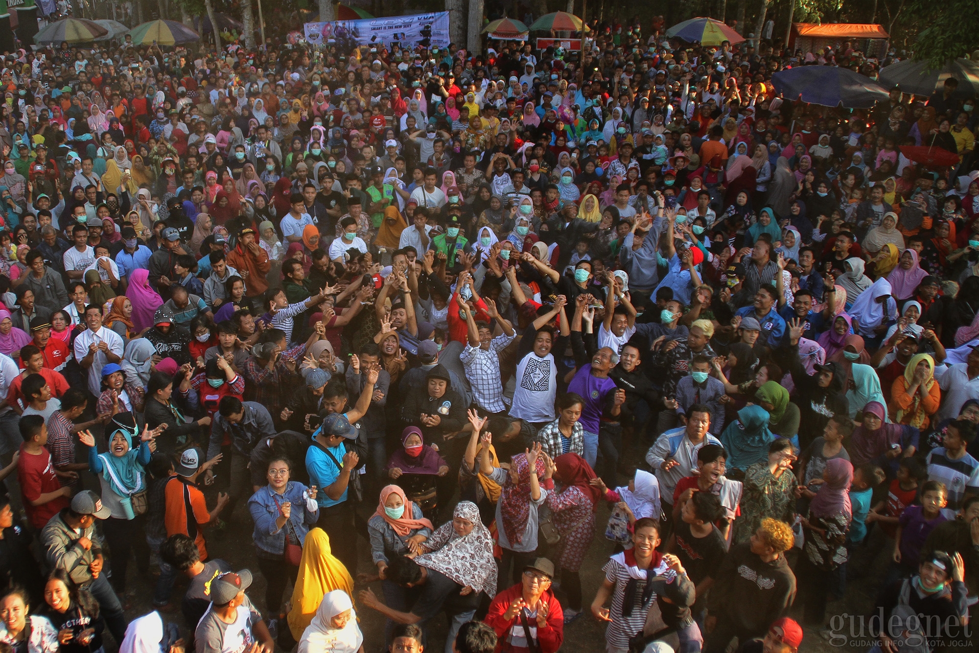 Gara-gara Apem, Ribuan Warga Berebut dan Saling Dorong