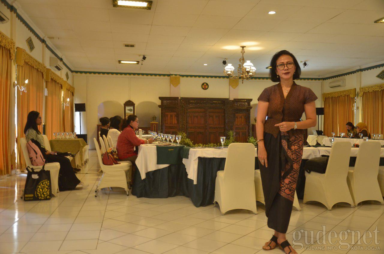 Cara Menggunakan Sarung dan Selendang Untuk Acara Formal Maupun Santai