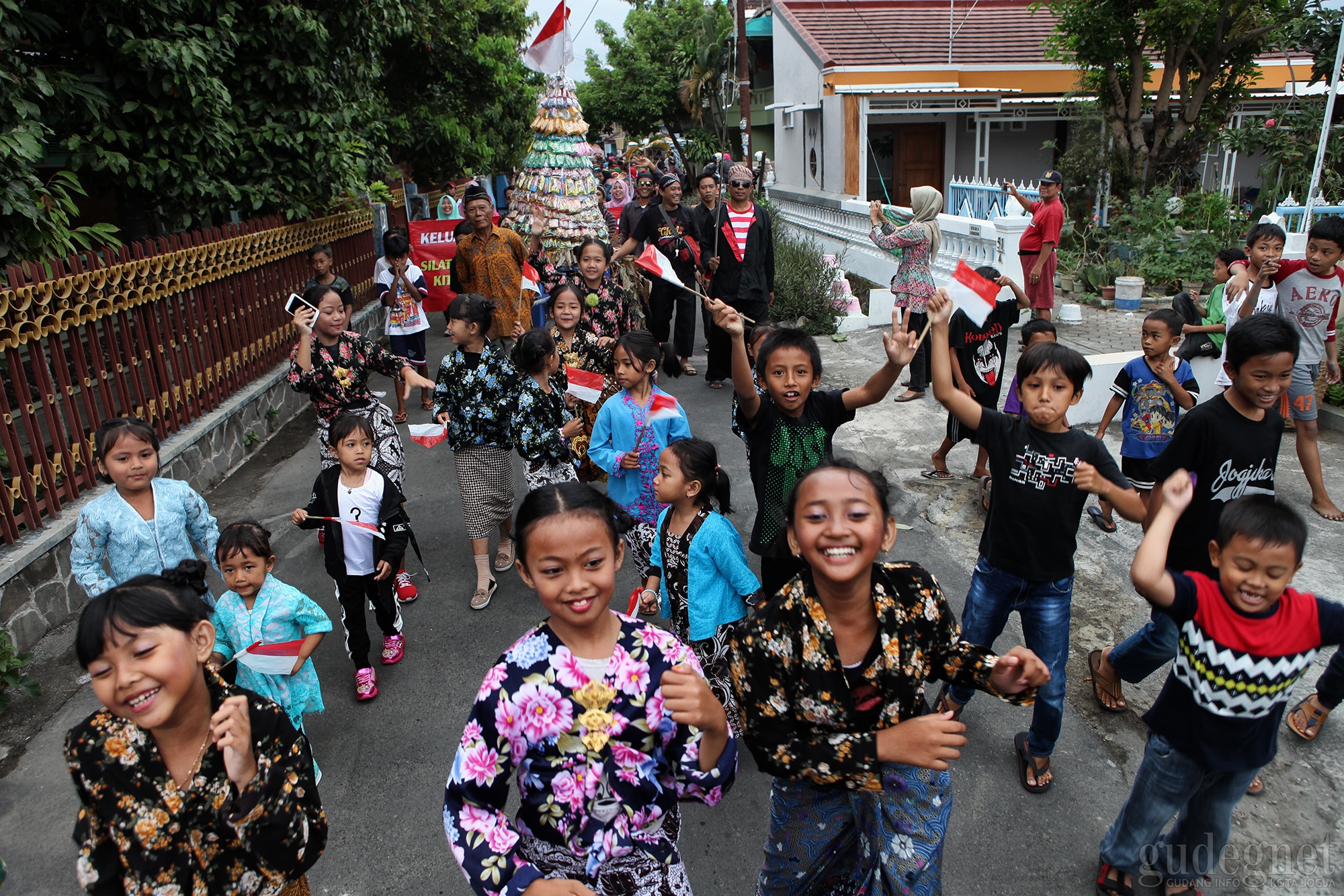 Eratkan Kerukunan, Warga Rejowinangun Gelar Kirab Budaya Kampung Srawung 