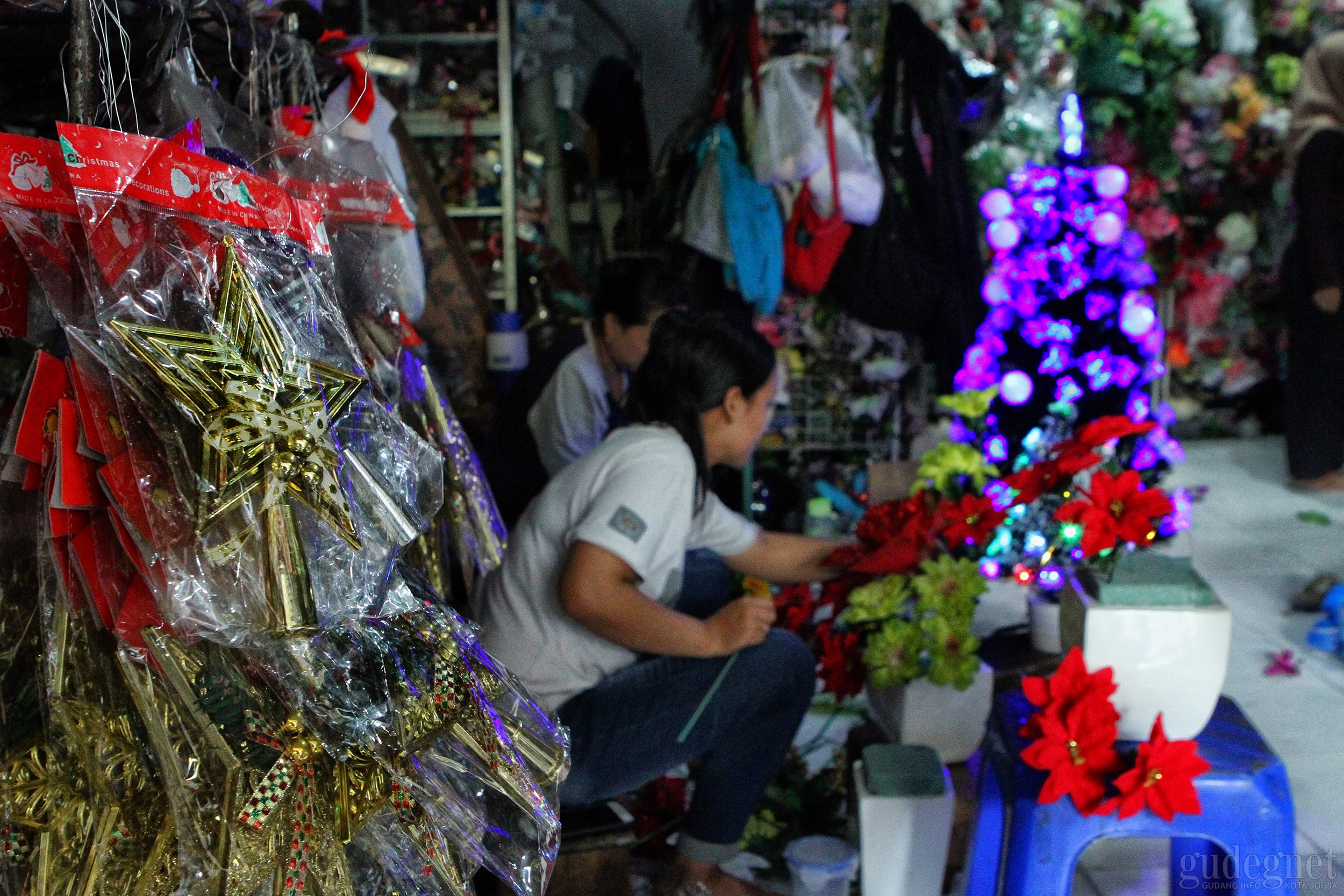 Jelang Natal, Aksesoris Pohon Natal Laris Manis