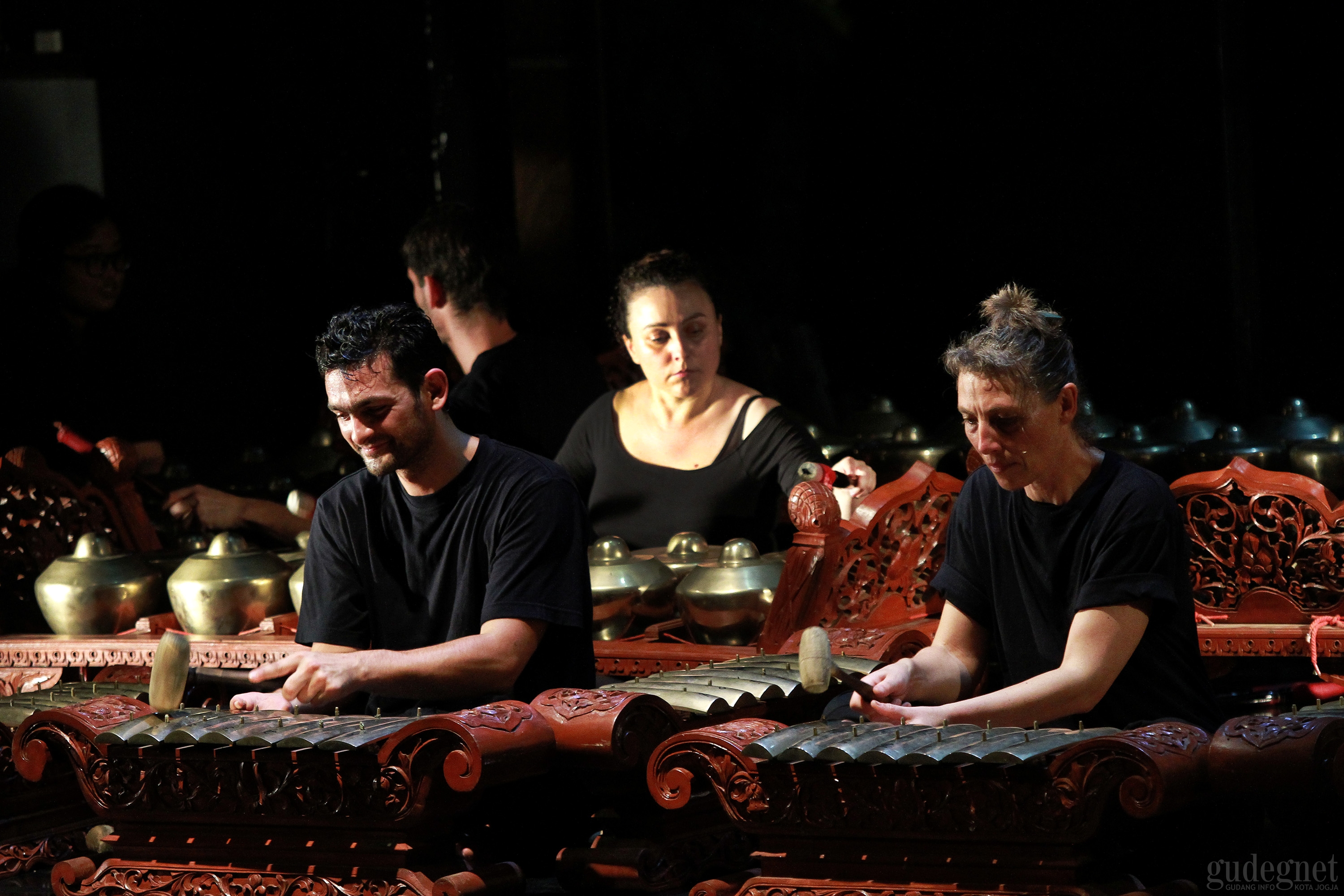 Serunya Orang Perancis Main Gamelan di Banjarmili 