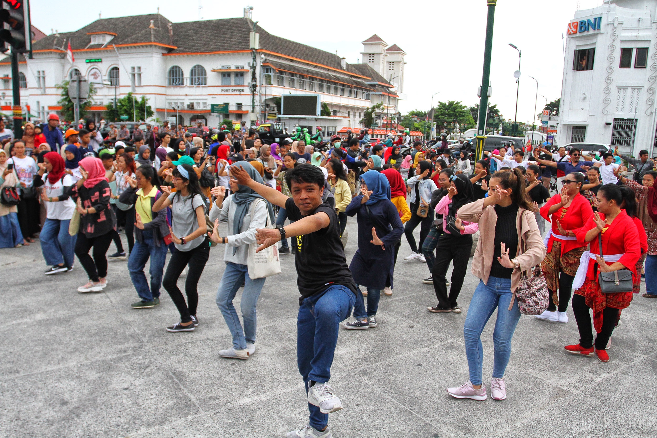 Flashmob Golek Menak, Hebohkan Selasa Wagen Titik Nol 