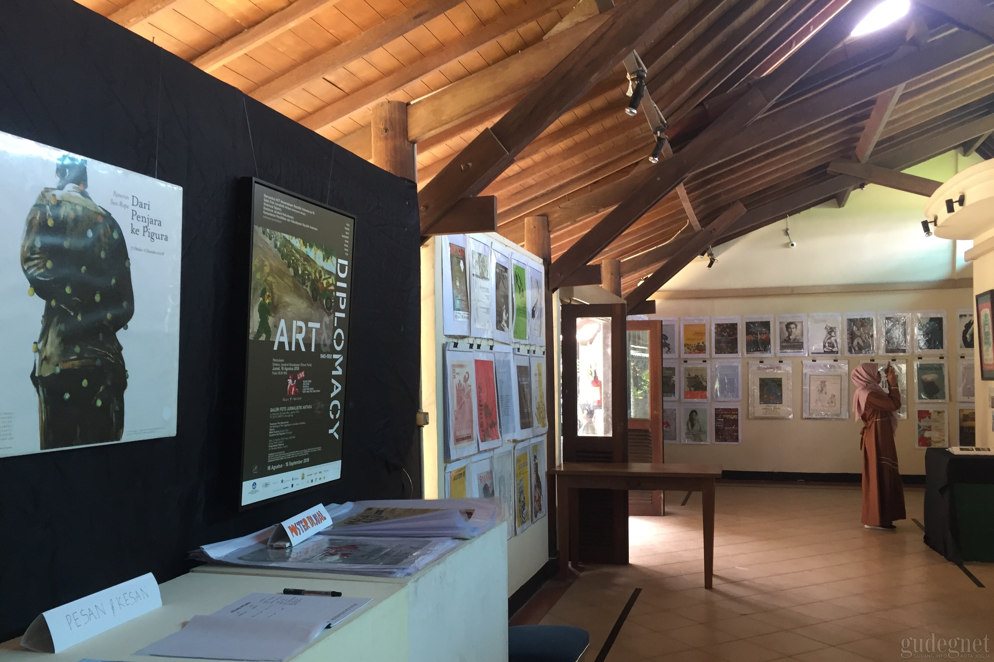 ‘Masa Lalu Belumlah Usai’ Tampilkan Lebih dari 500 Poster Pameran Seni Rupa  