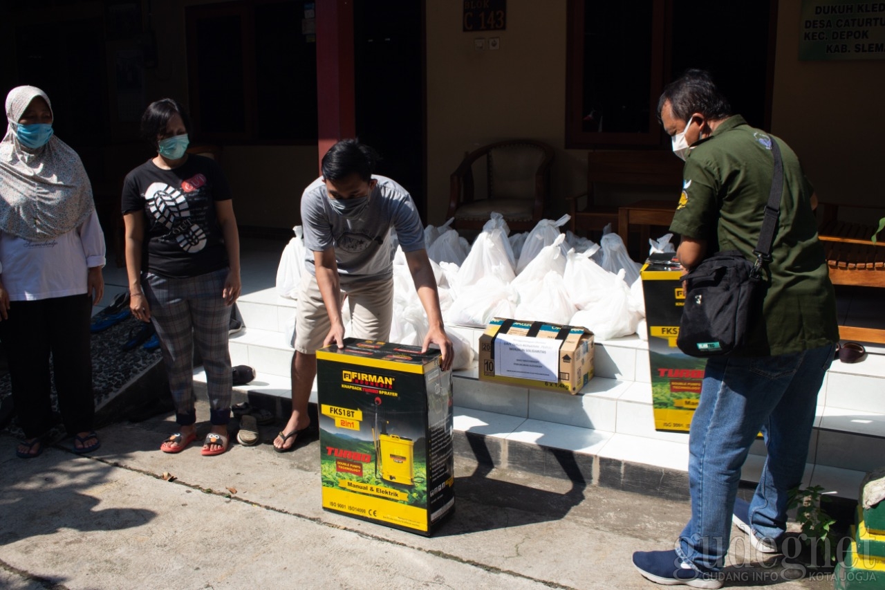 UAJY Bagikan Sembako untuk Masyarakat Sekitar