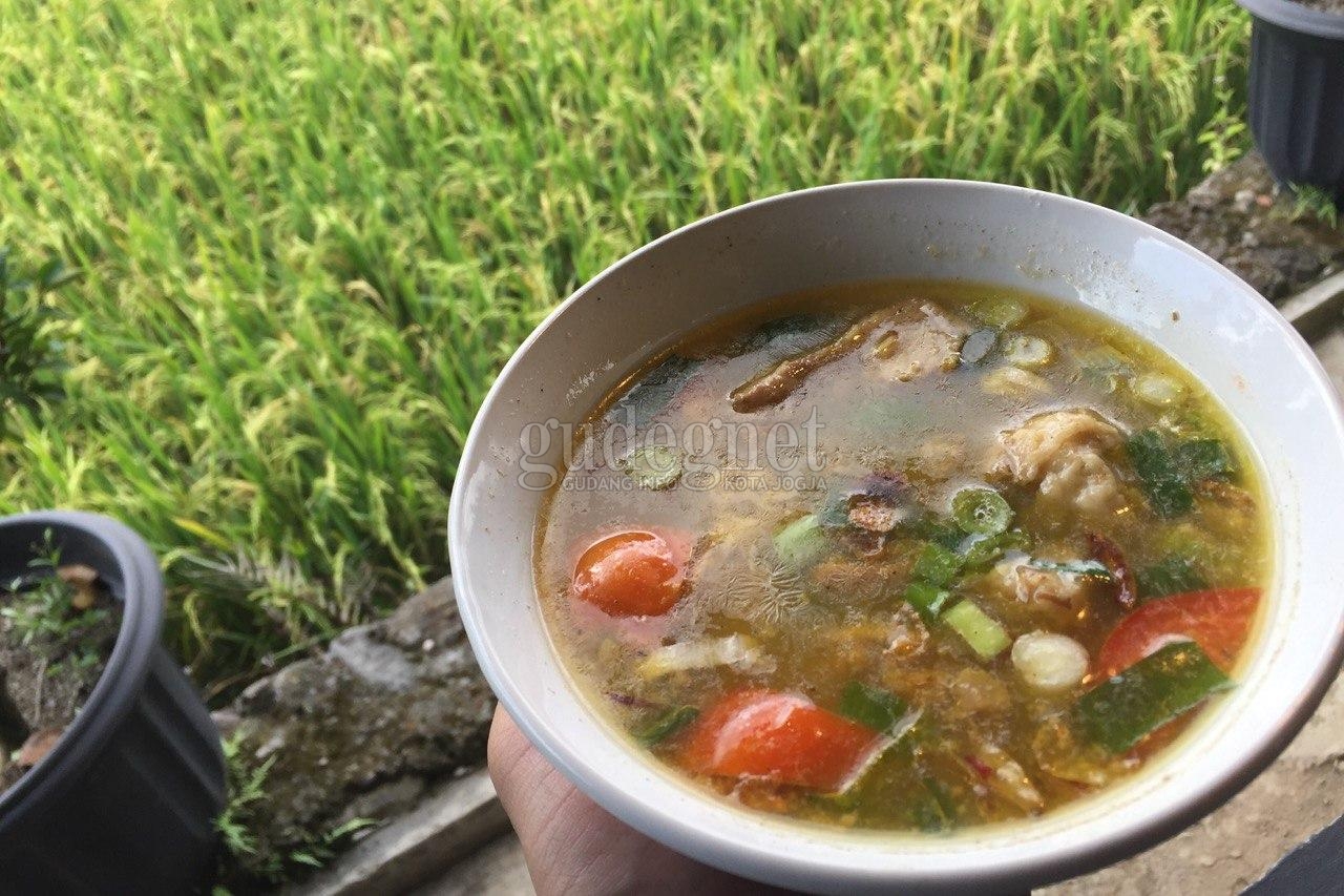 'Rindu Alam', Menikmati Sup Iga di Tepi Sawah