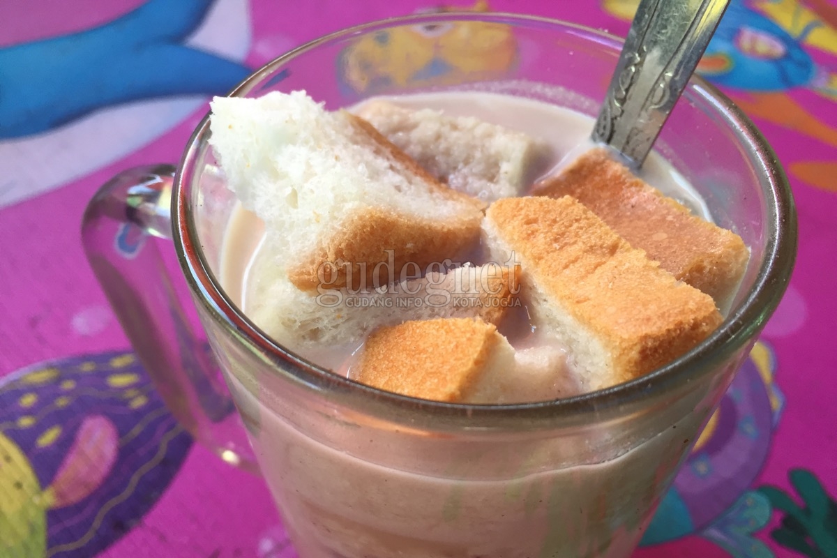 Nyore Sambil Menyeruput Wedang Bajigur Bu Jilah