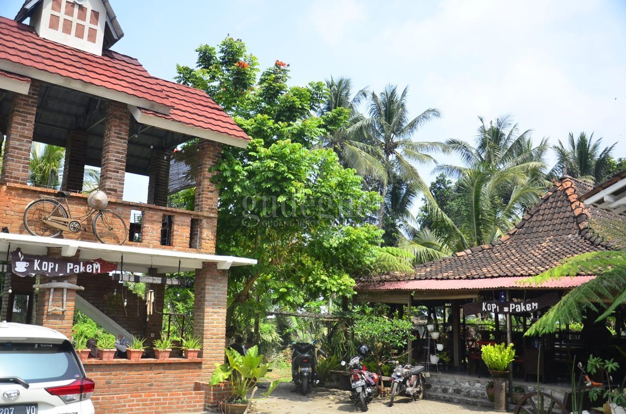 Kopi Pakem, Suasana Ndeso dan Dekorasi Unik