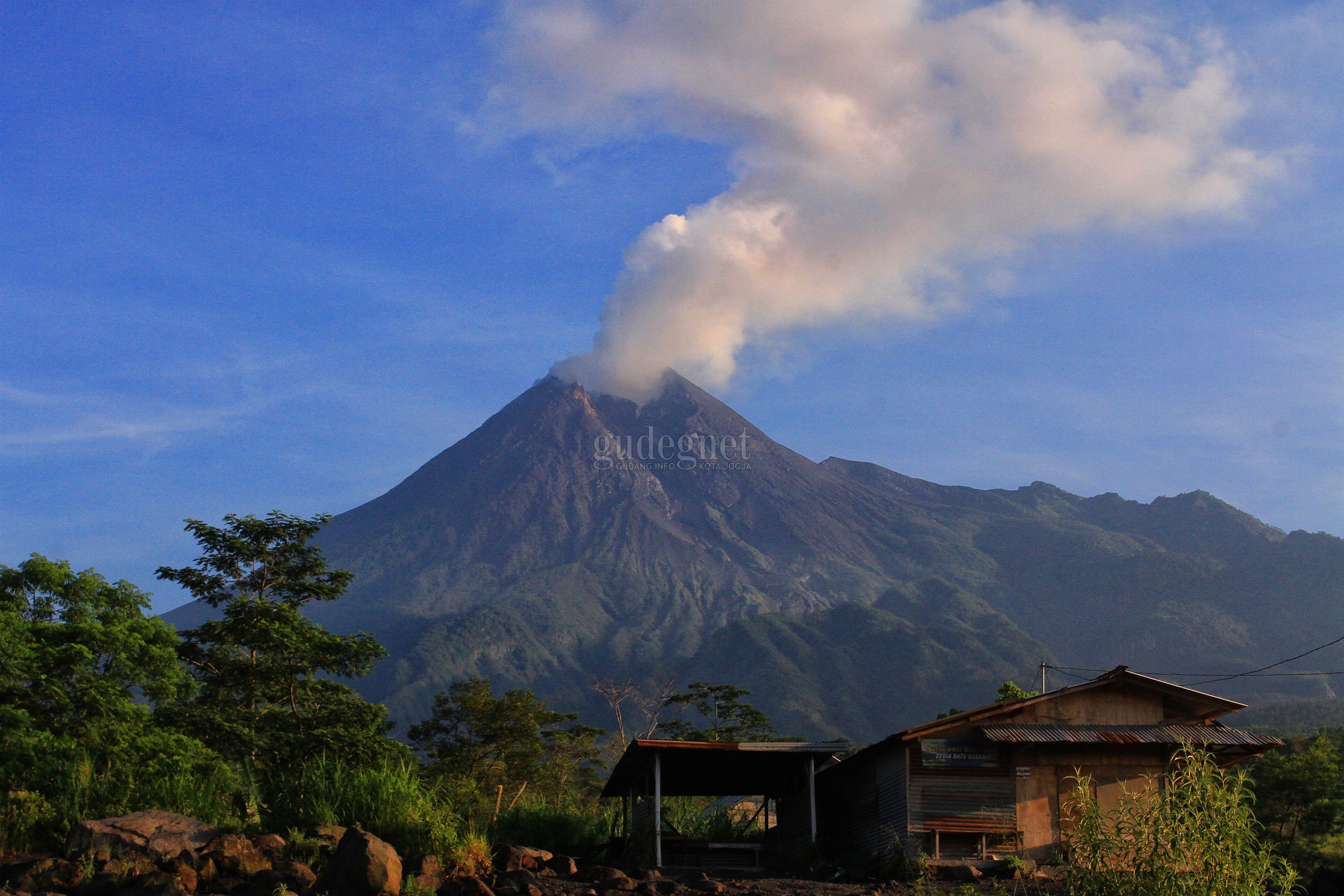 Merapi Alami Satu Kali Gempa Guguran 