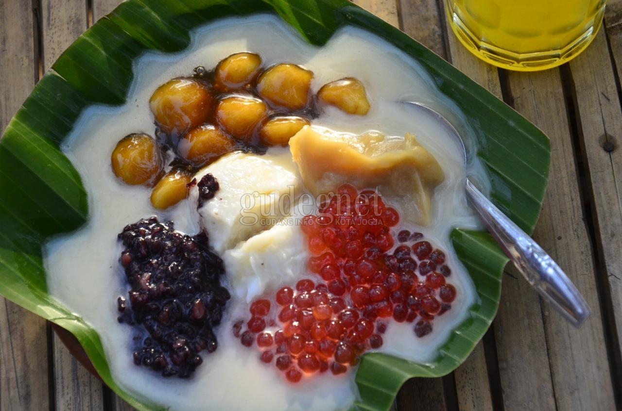 Warung Kebon Kalasan, Sajian Tradisional dan Suasana Alam