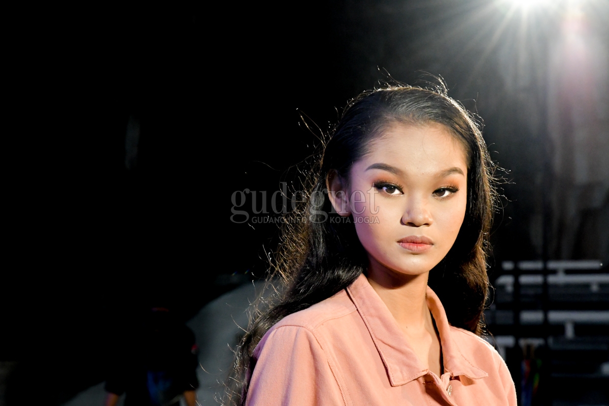 Mireya Reverta, Model Pemalu yang Gemar Menulis Cerpen