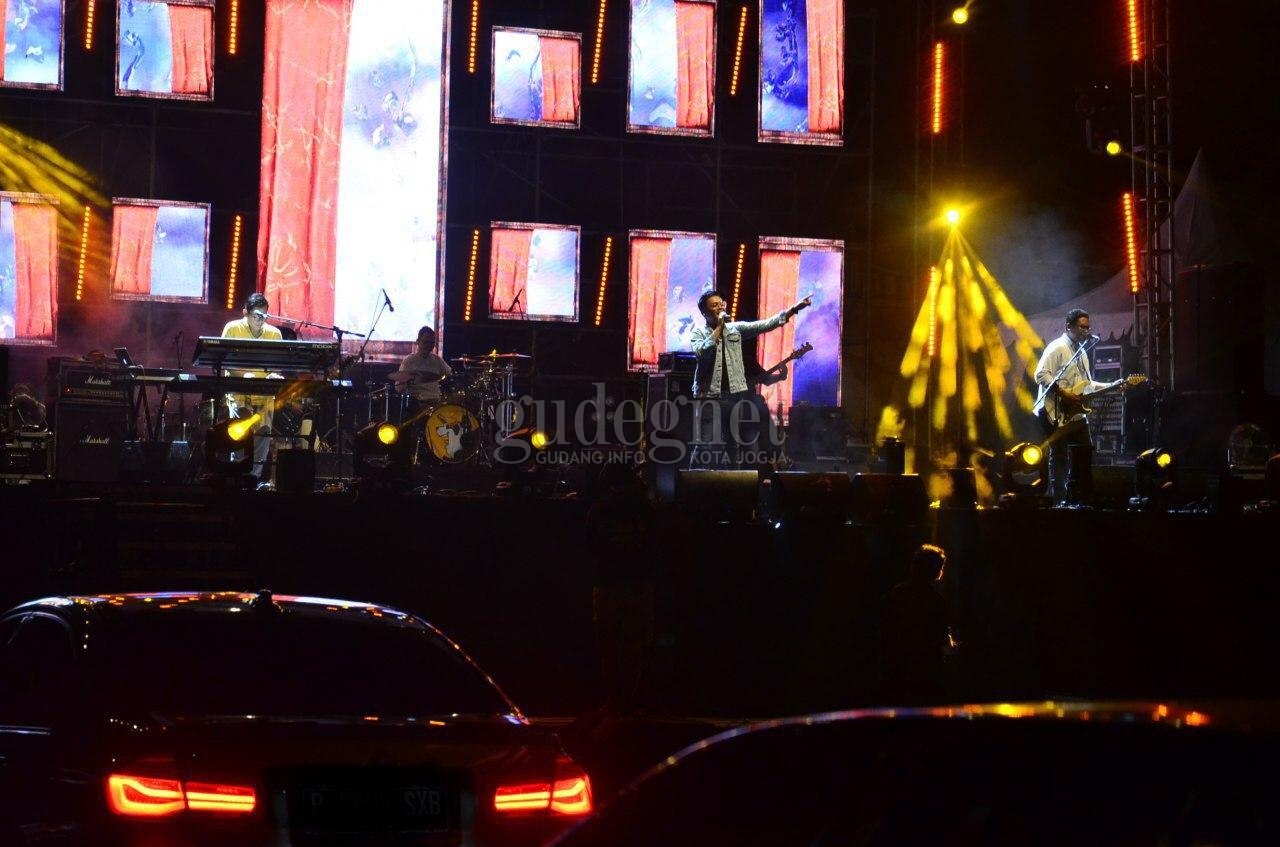 Jikustik Meriahkan Jogja Drive-In Concert, Tepuk Tangan Berganti Klakson