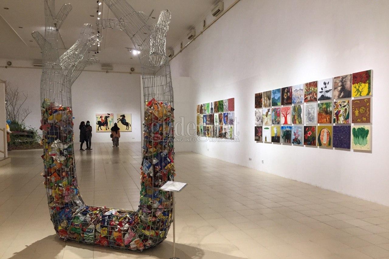 Pameran 'Merupakan' Suguhkan Lukisan dan Instalasi