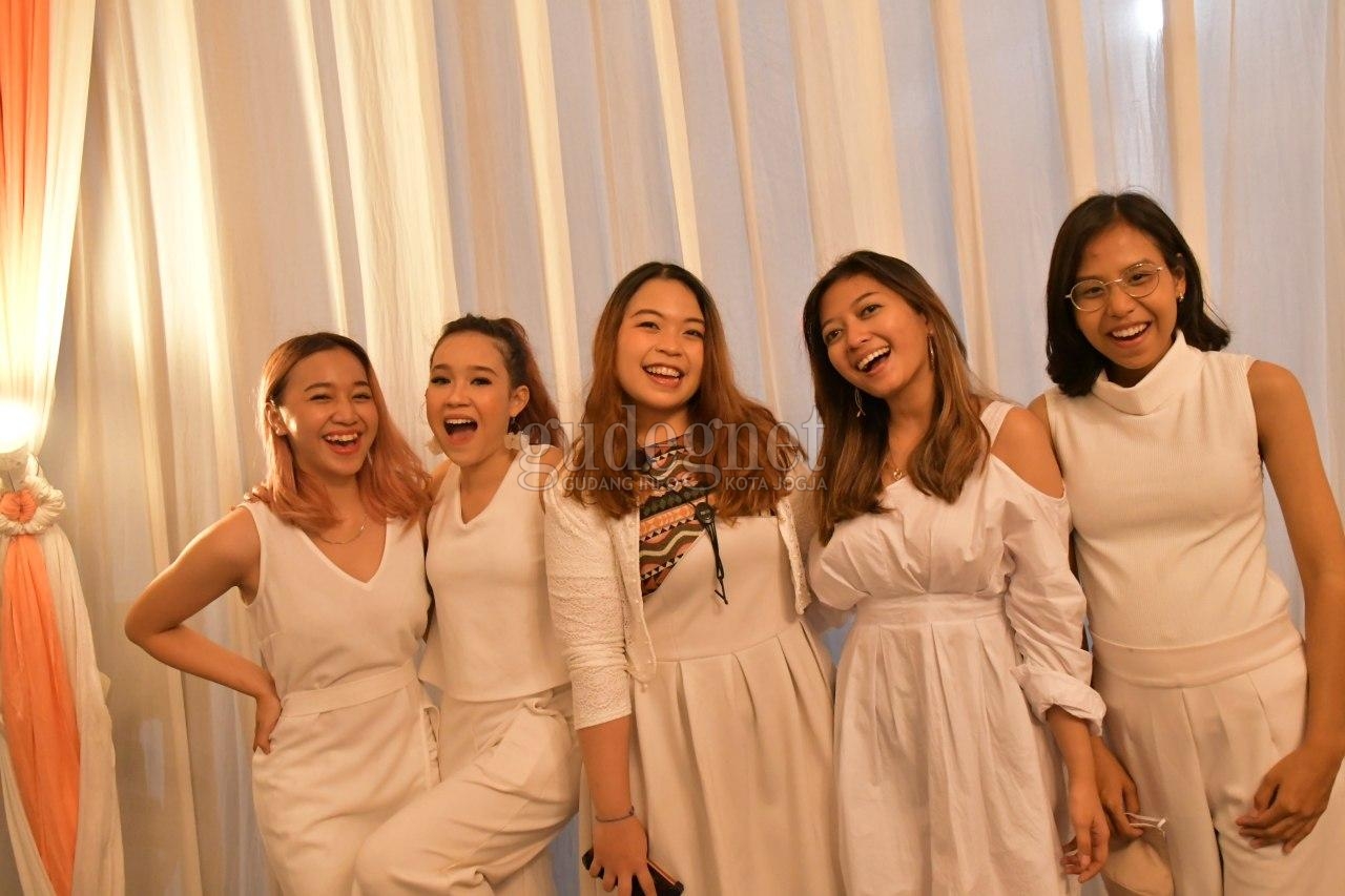 Youniverse, Semangat Baru dengan Personel Perempuan