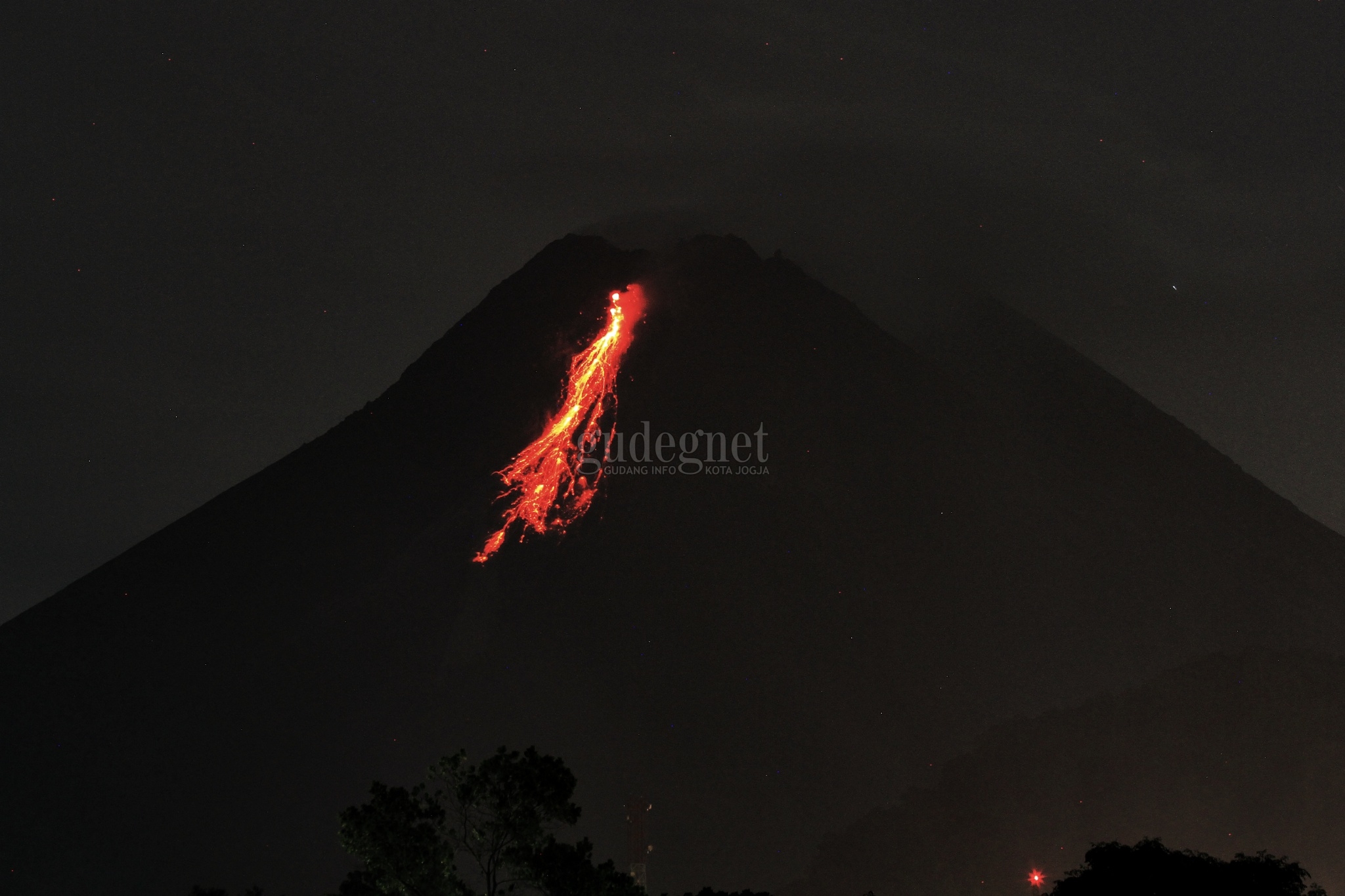 Merapi Keluarkan Dua Kali Lava Pijar Sejauh 1,2 Kilometer