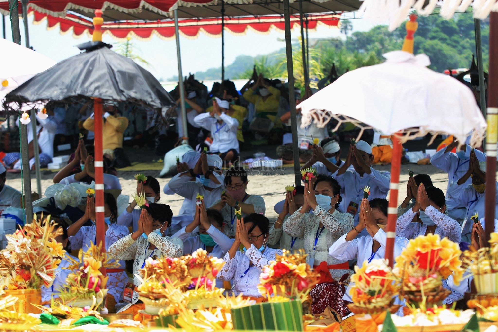 Kesederhanaan Melasti Jelang Nyepi 