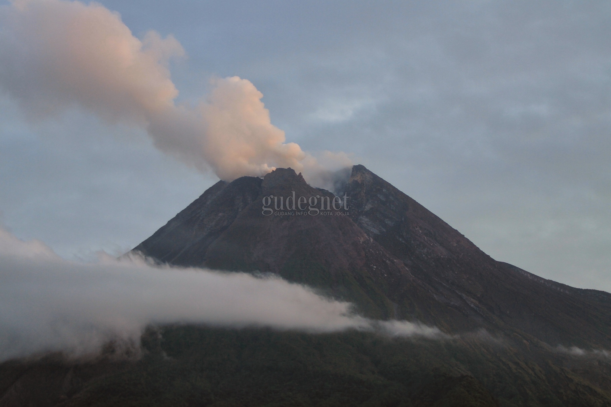 Aktivitas Meningkat, Merapi Gugurkan 17 Kali Lava Pijar