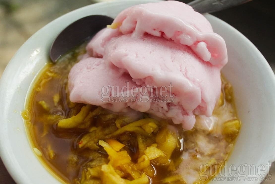 Rujak Es Krim Pak Nardi, Kuliner Legendaris yang ‘Nyes’ di Mulut