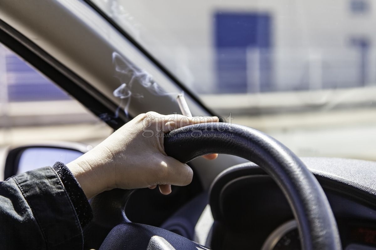 Tips Menghilangkan Bau Rokok di Mobil