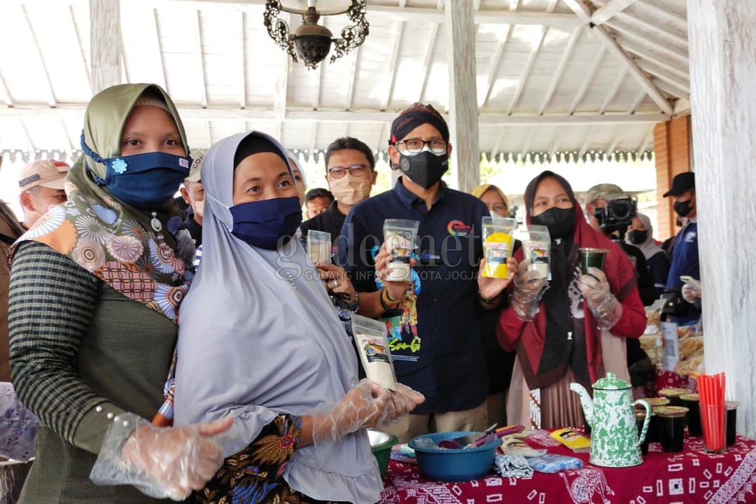 Dagangan Diborong Sandiaga Uno, Pelaku UMKM Terharu 