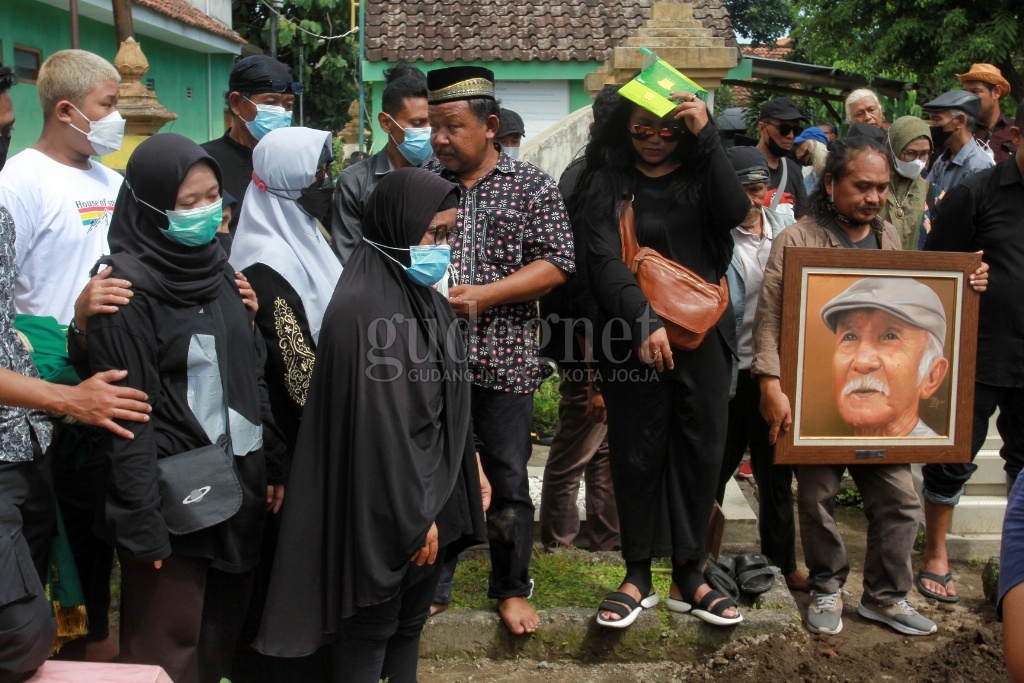 Isak Tangis Keluarga Iringi Pemakaman Seniman Azwar AN 