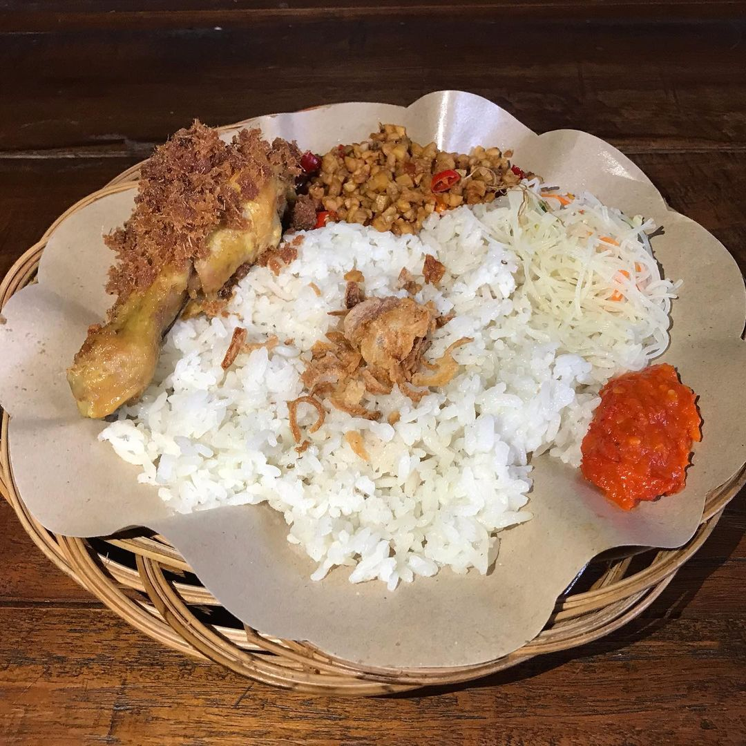 Nasi Uduk Ajeb, Buka Sampai Malam dengan Pilihan Lauk Lengkap
