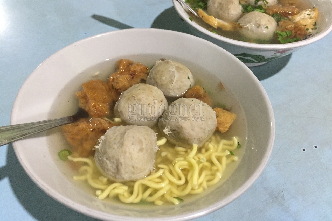 Nikmatnya Bakso Pak Jam Ironayan