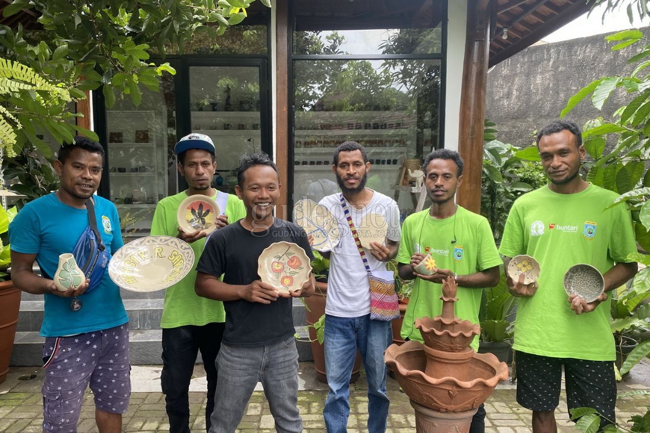 Lima Pemuda Papua Barat Belajar Keramik di Buntari