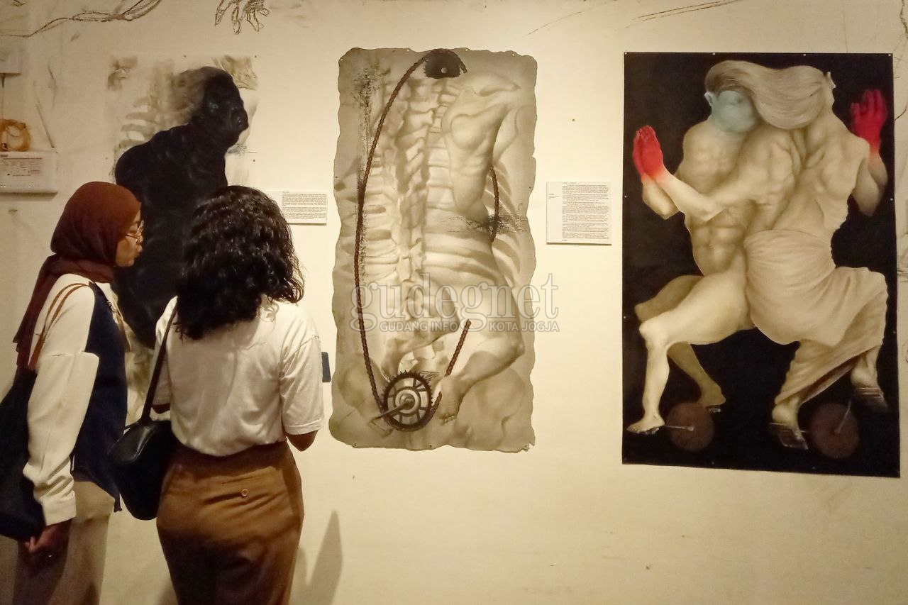 Lukisan Arang Yanal Desmond dalam "Chaotic Body"