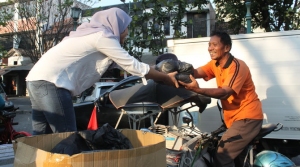 Buruh Gendong & Tukang Becak Dapat Takjil, Pecis & Jilbab