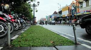 Foto Malioboro dari Tanaman Hijau Hingga Pagar Besi