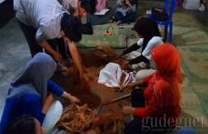Limbah Sabut Kelapa Ternyata Bisa Jadi Bahan Ini, Wow Banget