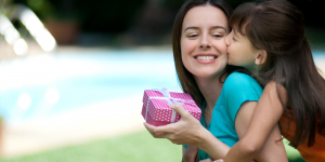 5 Hadiah Sederhana yang Pasti Mengena di Hari Ibu