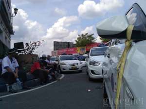 Ini Maksud Janur pada Spion Taksi Saat Demo di Malioboro