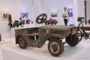Mainan Mobil-mobilan Lawas Parkir di BBY