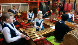 Siswa Sekolah Dasar di Rusia Belajar Mainkan Gamelan