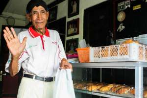 Pak Basis, Pembuat Kembang Waru Kue Khas Kotagede