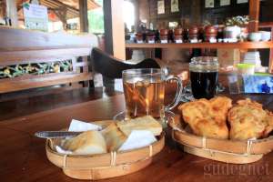 Menyeruput Hangatnya Teh Biru di Warung Kopi Klotok Ikan Kriuk